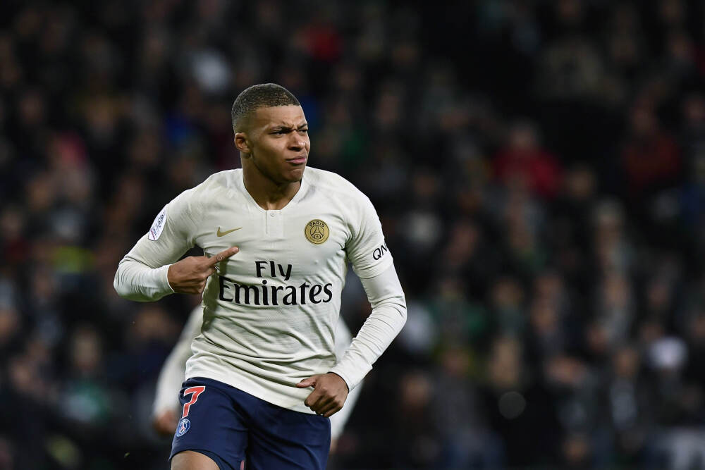 C罗对阵沙特球队阿科多3场进4球，冲击连续4场破门